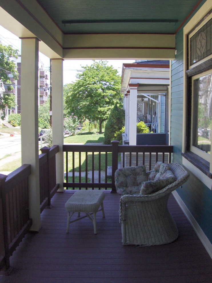 На фото: маленькая веранда на переднем дворе в классическом стиле с настилом и навесом для на участке и в саду с