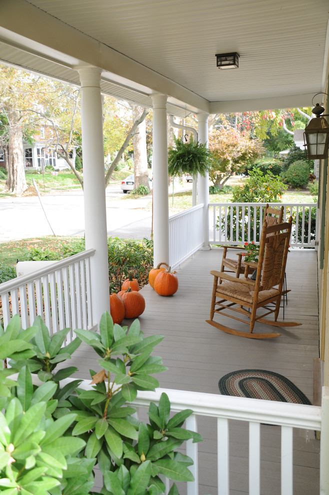 Inspiration for a timeless front porch remodel in Philadelphia