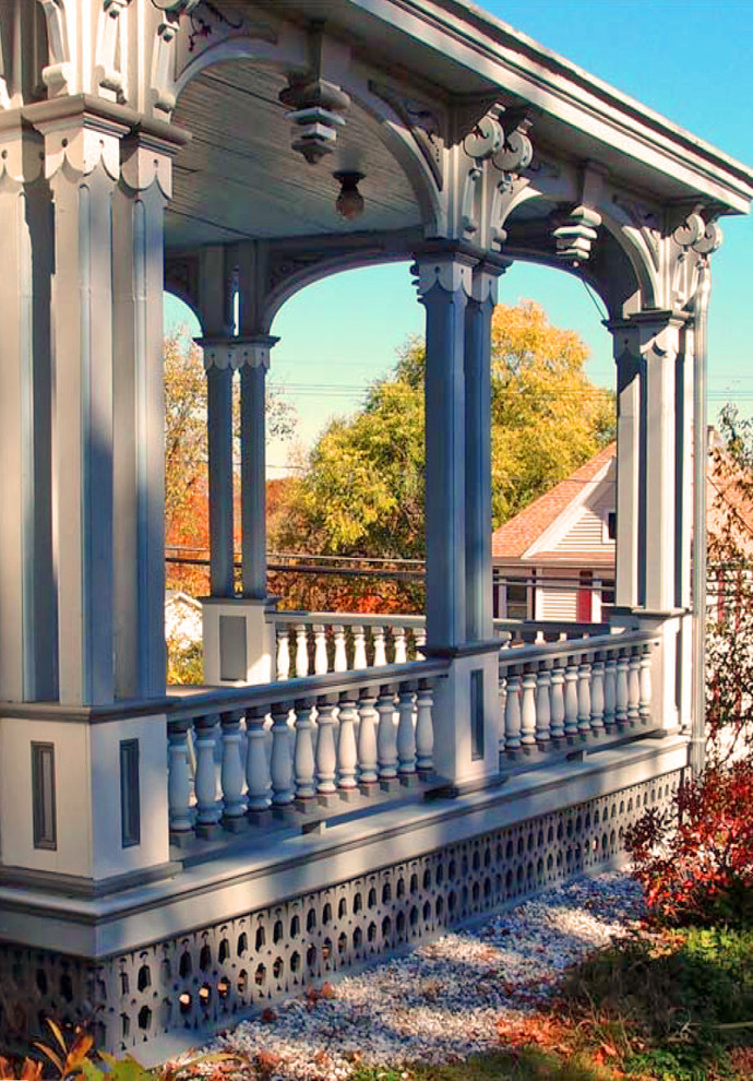 Überdachte Klassische Veranda neben dem Haus in Boston
