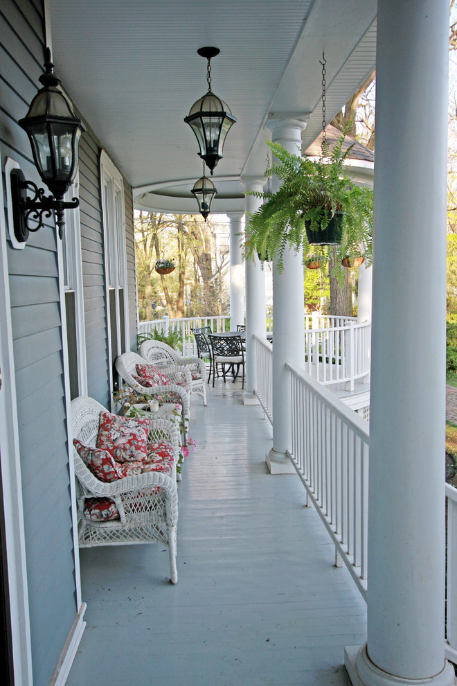 Exemple d'un porche d'entrée de maison chic.