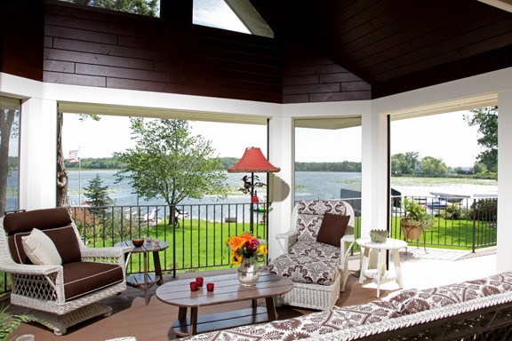 Inspiration pour un grand porche d'entrée de maison arrière traditionnel avec une terrasse en bois.
