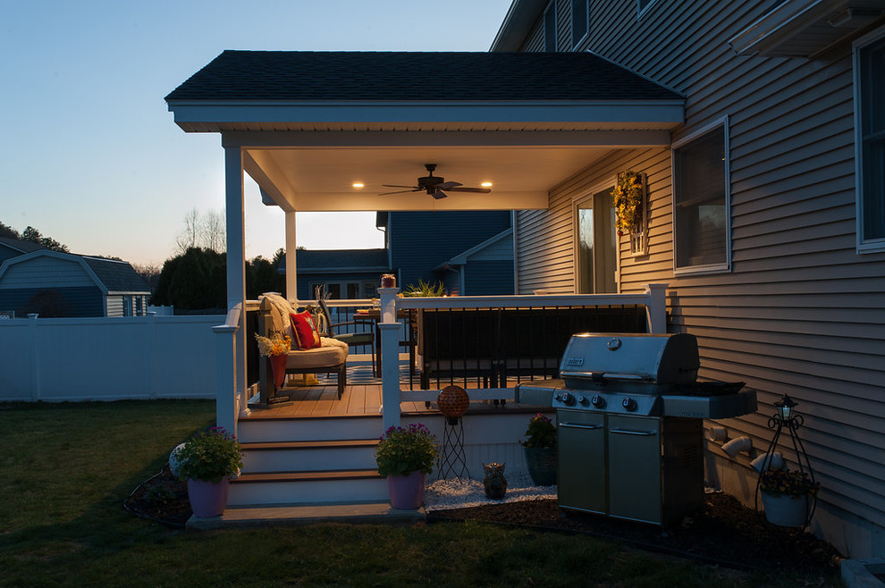 Idee per un piccolo portico minimalista dietro casa con lastre di cemento e un tetto a sbalzo