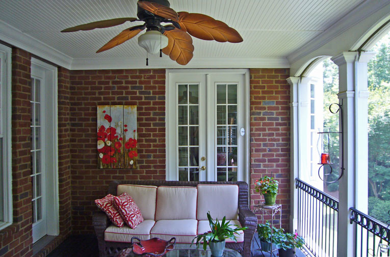Idéer för mellanstora vintage verandor på baksidan av huset, med en öppen spis och takförlängning