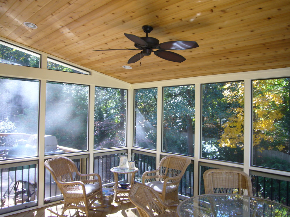 Cette photo montre un porche d'entrée de maison arrière chic de taille moyenne avec une extension de toiture et une moustiquaire.