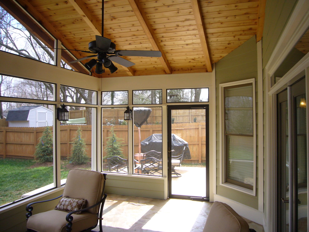 Idée de décoration pour un porche d'entrée de maison arrière tradition de taille moyenne avec une extension de toiture.