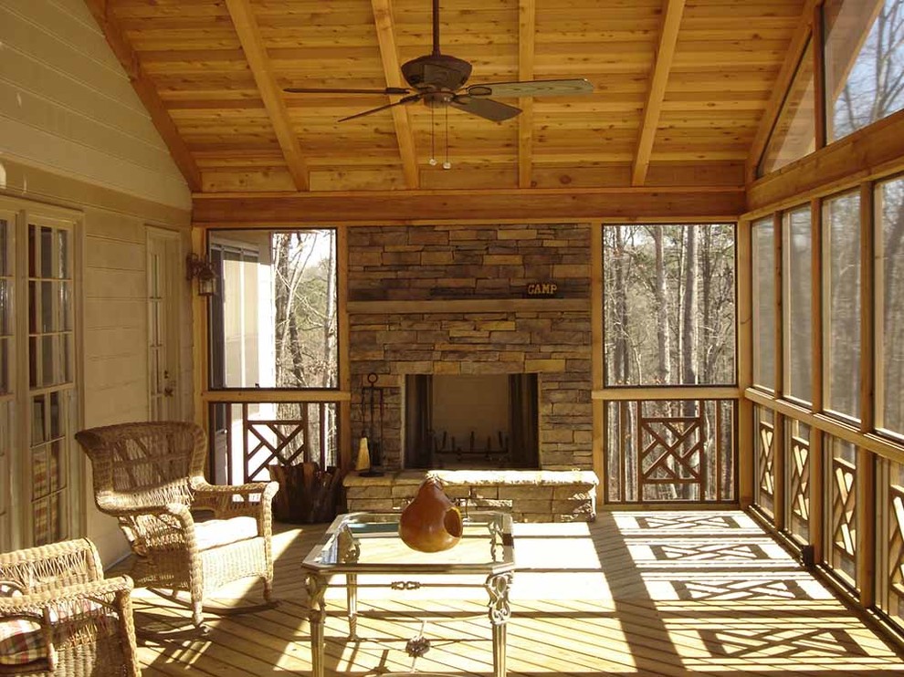 Idée de décoration pour un porche d'entrée de maison arrière tradition de taille moyenne avec une moustiquaire, une terrasse en bois et une extension de toiture.