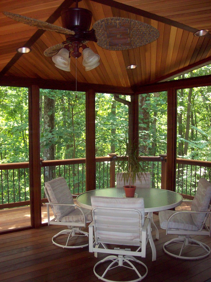 Foto på en stor tropisk innätad veranda på baksidan av huset, med trädäck och takförlängning