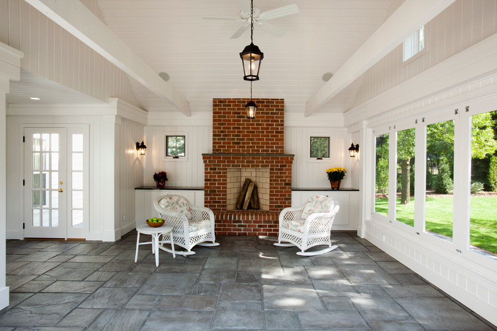 Idée de décoration pour un porche d'entrée de maison tradition.