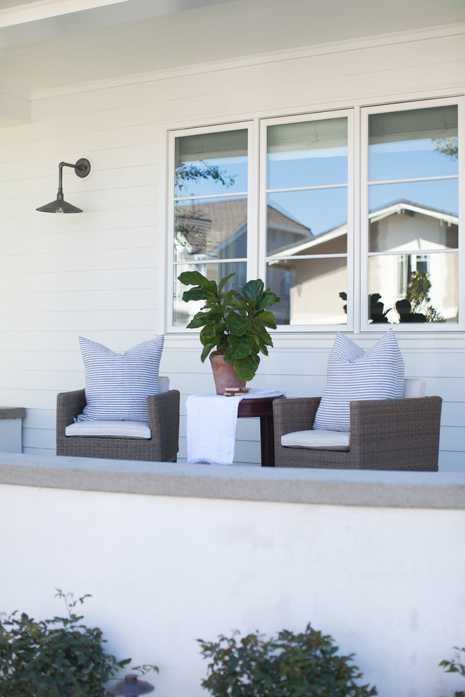 Diseño de terraza clásica renovada de tamaño medio en patio delantero y anexo de casas