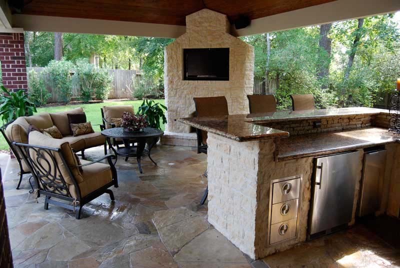 Inspiration pour une terrasse arrière traditionnelle de taille moyenne avec une cuisine d'été et du béton estampé.