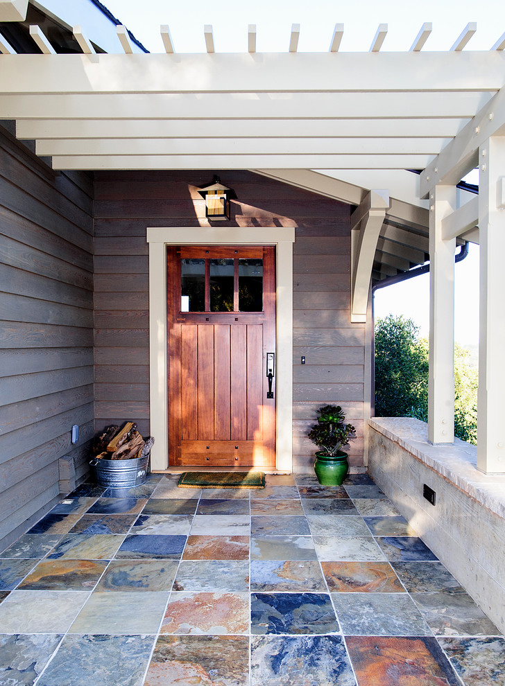 Exemple d'un porche d'entrée de maison craftsman avec une pergola.