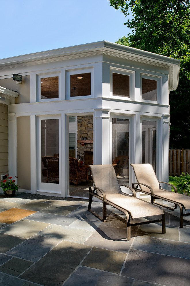 Verglaste, Überdachte Klassische Veranda hinter dem Haus mit Natursteinplatten in Dallas