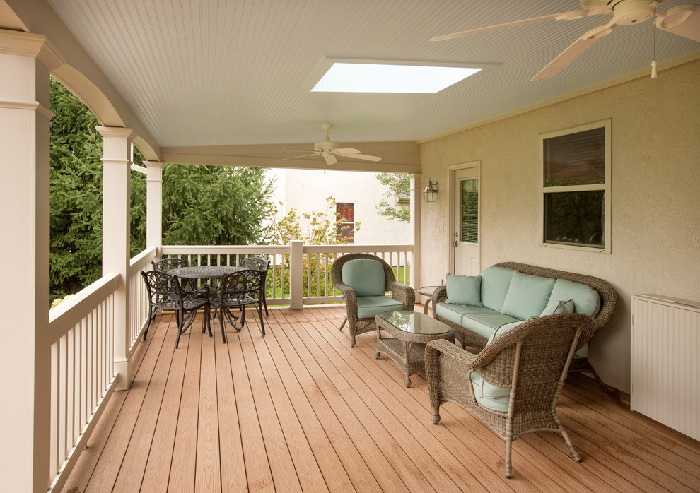 Exemple d'un porche d'entrée de maison arrière chic de taille moyenne avec des pavés en brique et une extension de toiture.