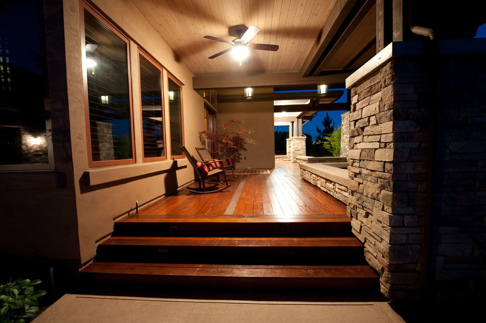 Foto på en veranda framför huset, med trädäck och takförlängning