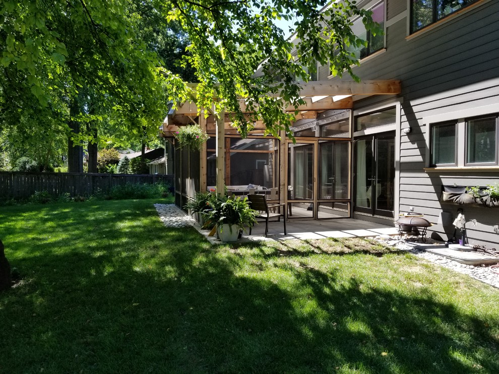 Mittelgroße, Verglaste Klassische Veranda hinter dem Haus mit Pergola und Holzgeländer in Kansas City