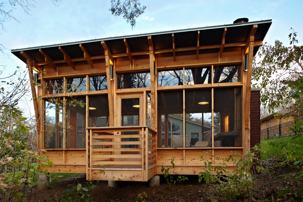 Cette photo montre un porche d'entrée de maison montagne avec une terrasse en bois et tous types de couvertures.