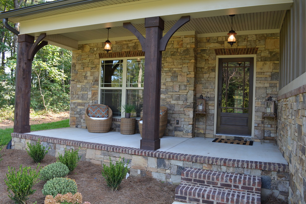 Exemple d'un porche d'entrée de maison montagne avec une extension de toiture.