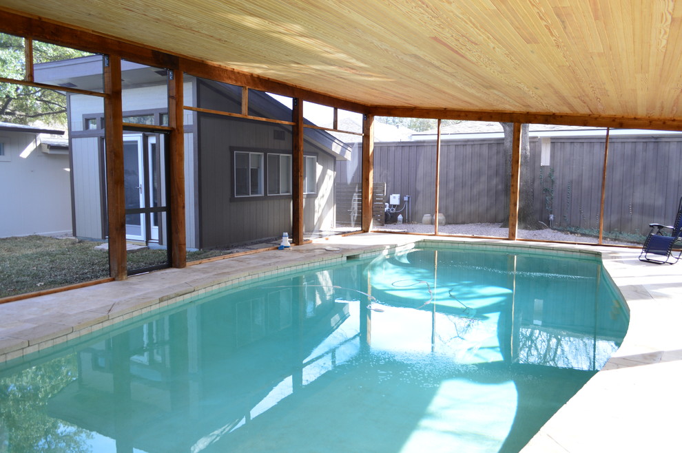 Foto på en 60 tals pool på baksidan av huset, med kakelplattor