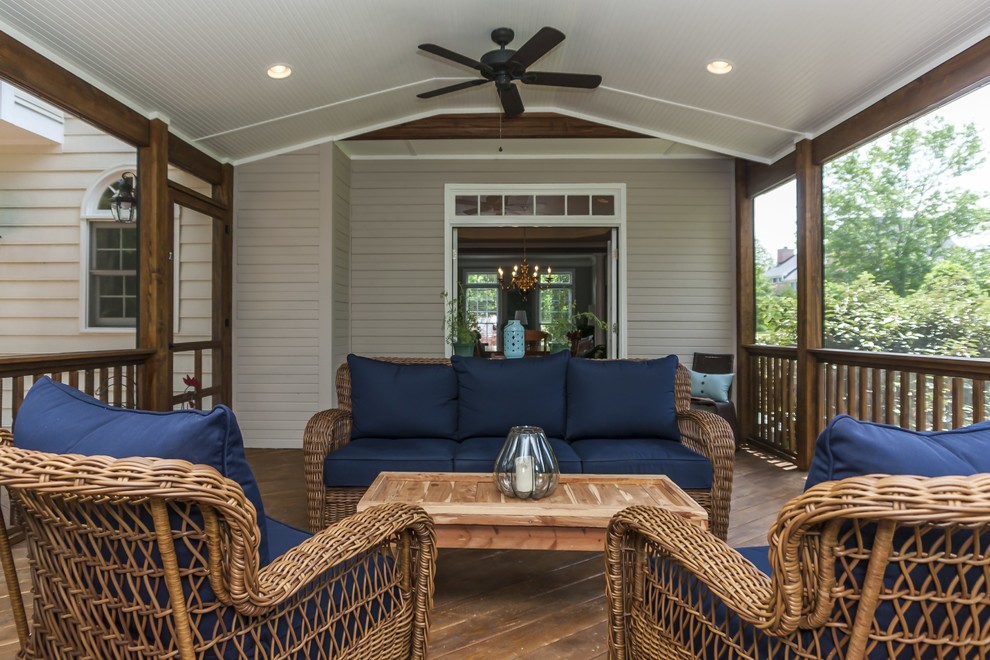 Réalisation d'un grand porche d'entrée de maison arrière tradition avec une moustiquaire et une extension de toiture.