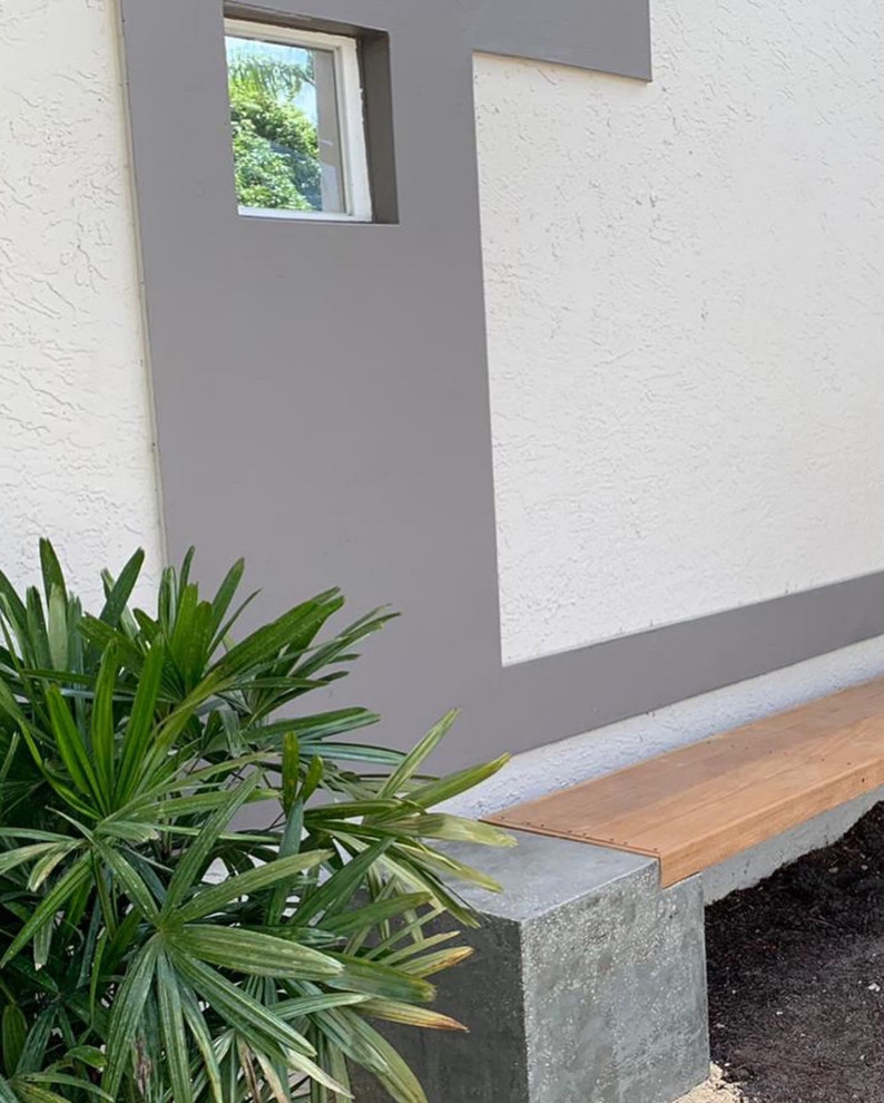 Esempio di un piccolo portico minimalista davanti casa