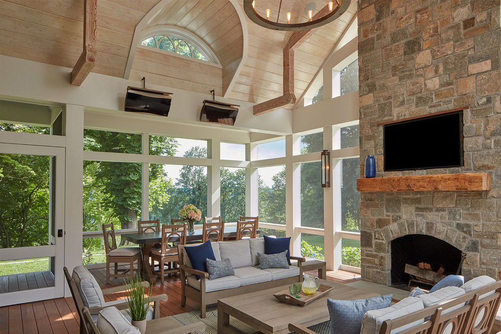 Aménagement d'un porche d'entrée de maison bord de mer avec une moustiquaire, une terrasse en bois et une extension de toiture.