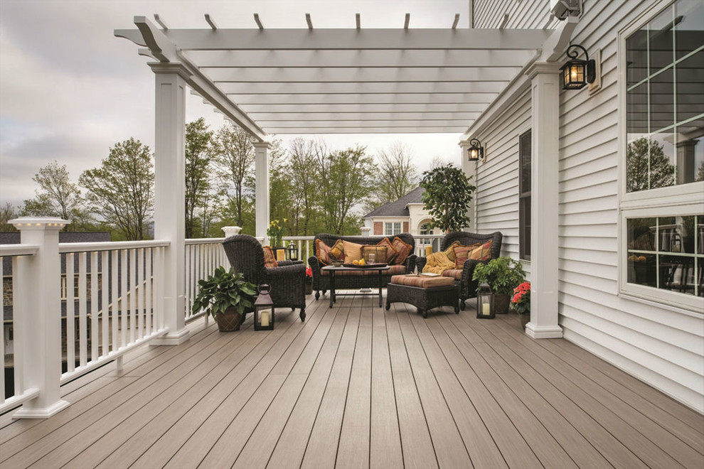 Inspiration pour un porche d'entrée de maison arrière traditionnel de taille moyenne avec une terrasse en bois et une pergola.
