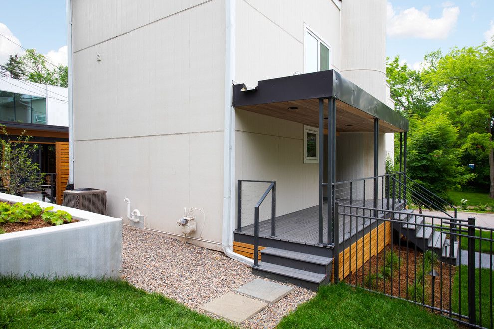 Foto di un portico moderno di medie dimensioni e davanti casa con un portico chiuso, pedane e un tetto a sbalzo