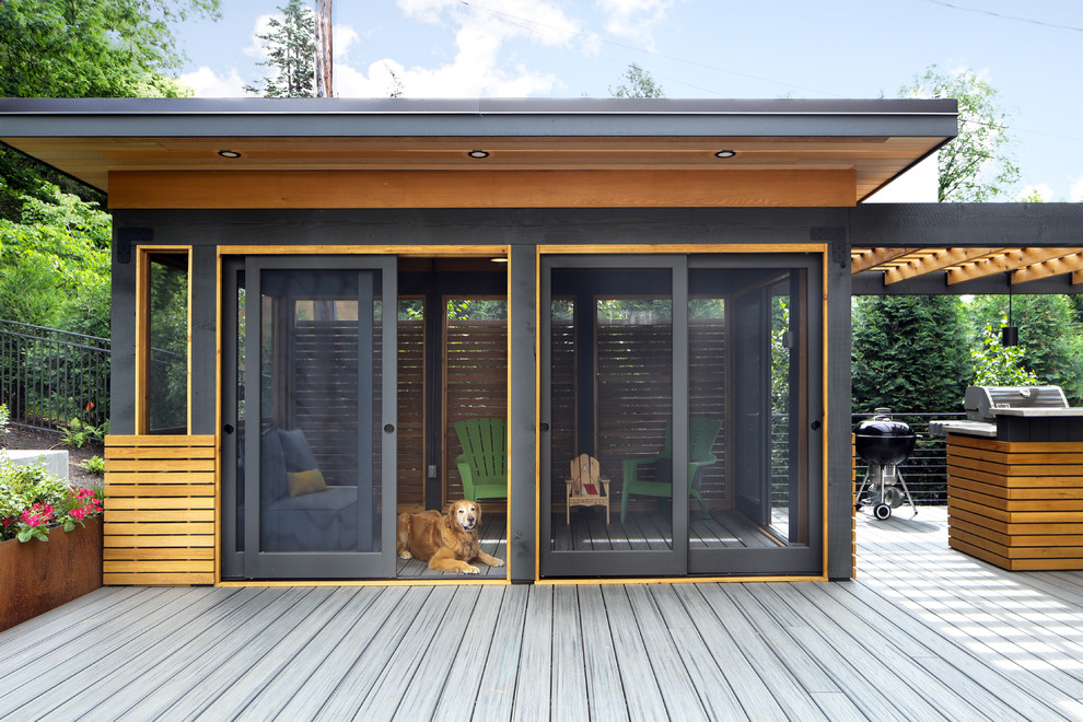 Immagine di un portico minimalista di medie dimensioni e dietro casa con un portico chiuso, pedane e un tetto a sbalzo
