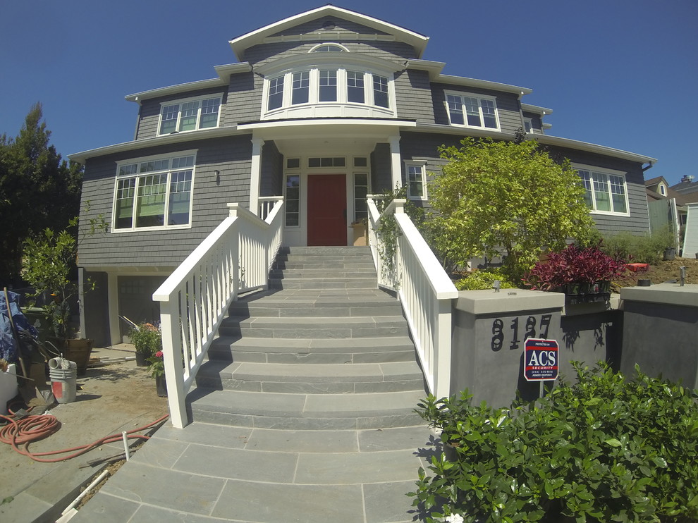 Immagine di un portico american style di medie dimensioni e davanti casa con pavimentazioni in pietra naturale