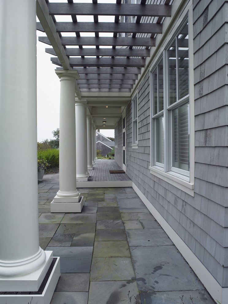 Cette image montre un porche d'entrée de maison marin.