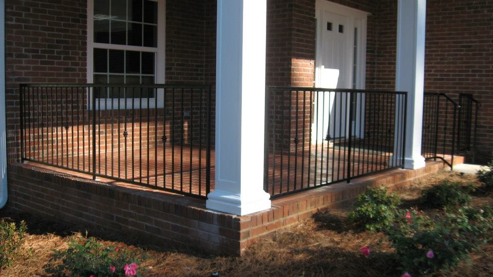 Immagine di un grande portico minimalista davanti casa con pavimentazioni in mattoni e un tetto a sbalzo
