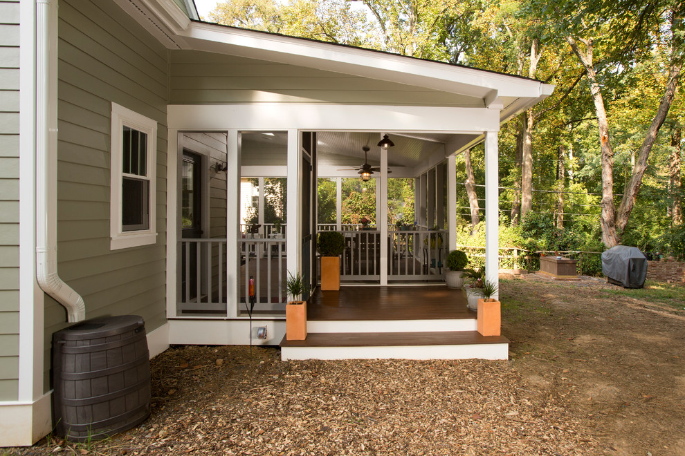 Exemple d'un porche d'entrée de maison arrière chic de taille moyenne avec une moustiquaire, une terrasse en bois et une extension de toiture.