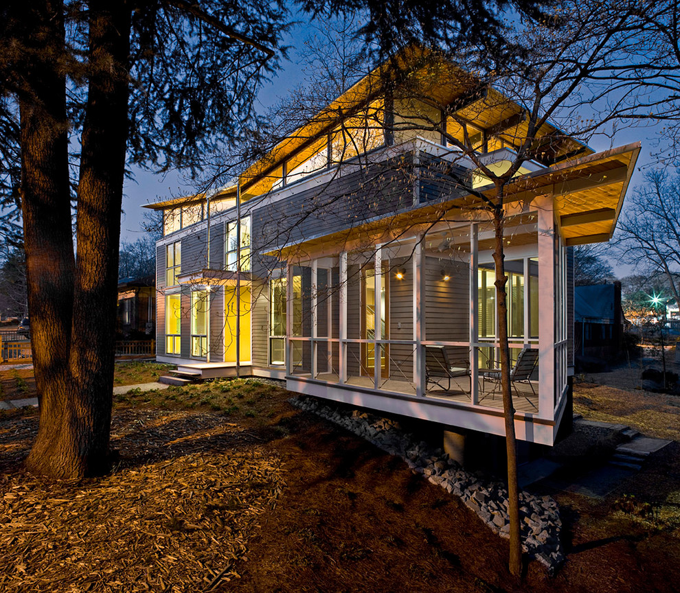Cette photo montre un porche d'entrée de maison arrière tendance de taille moyenne avec une terrasse en bois, une extension de toiture et tous types de couvertures.