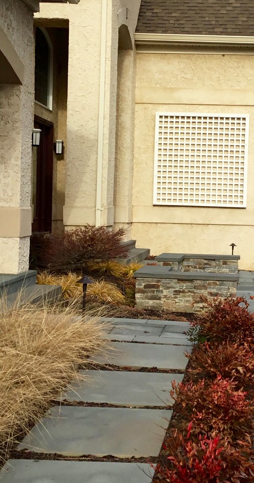 Foto di un portico design di medie dimensioni e davanti casa con pavimentazioni in pietra naturale e una pergola