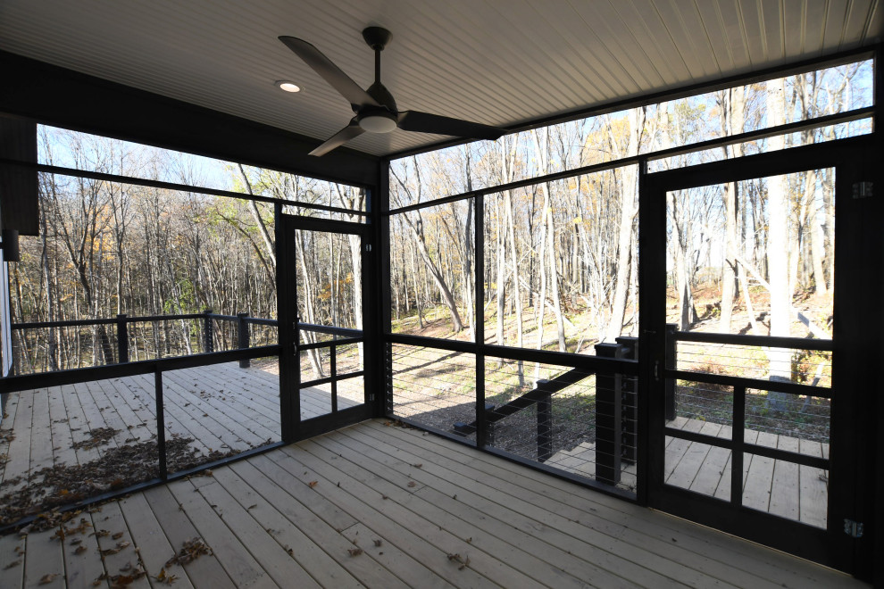 Cette image montre un porche d'entrée de maison arrière vintage de taille moyenne avec une moustiquaire, une terrasse en bois et une extension de toiture.