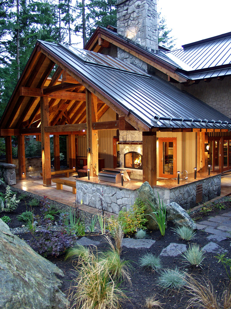 Immagine di un patio o portico tradizionale con un tetto a sbalzo