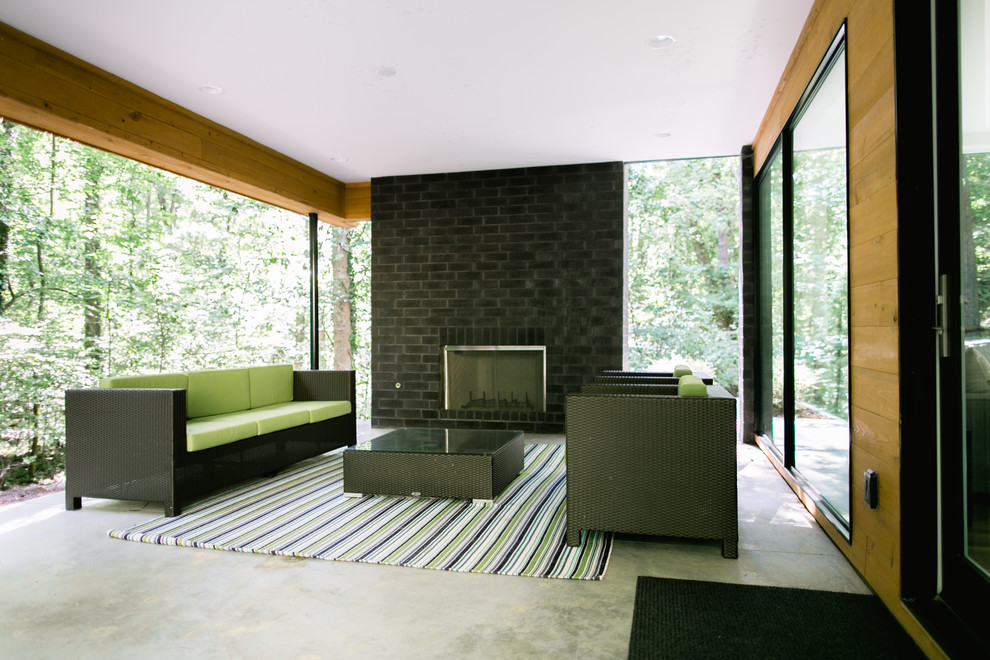 Überdachte Moderne Veranda mit Feuerstelle und Betonplatten in Raleigh