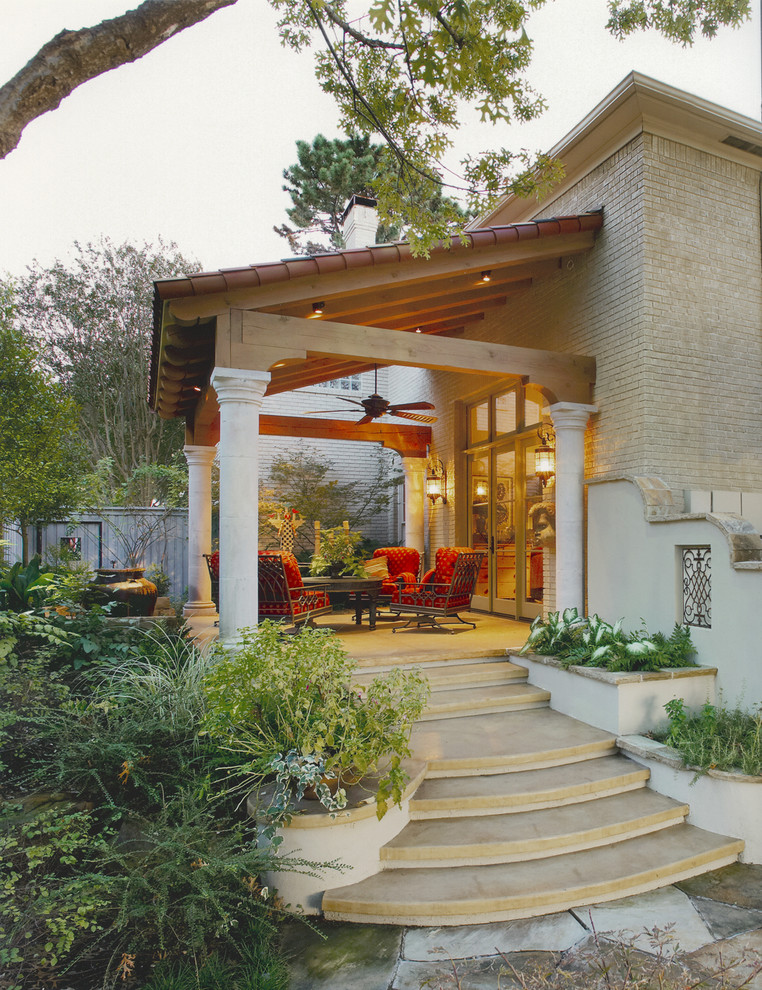 Inspiration for a traditional veranda in Dallas.