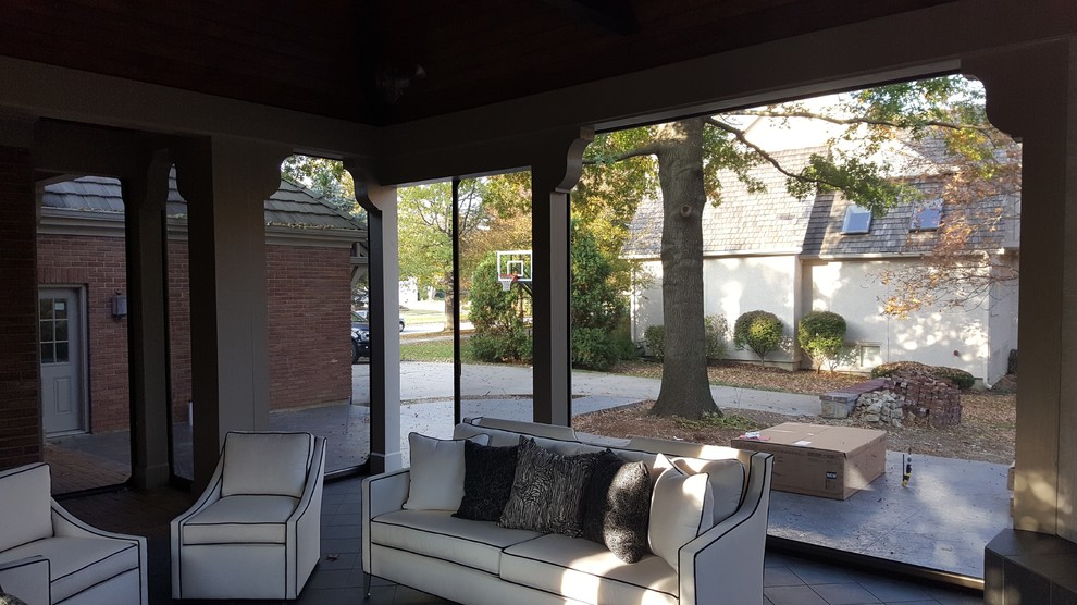 Inspiration pour un porche d'entrée de maison arrière design de taille moyenne avec une moustiquaire, du carrelage et une extension de toiture.