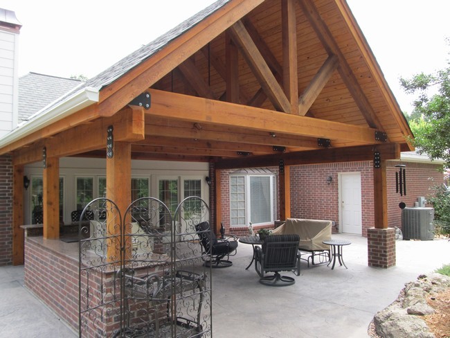 Foto de terraza clásica extra grande en patio trasero y anexo de casas con cocina exterior y losas de hormigón