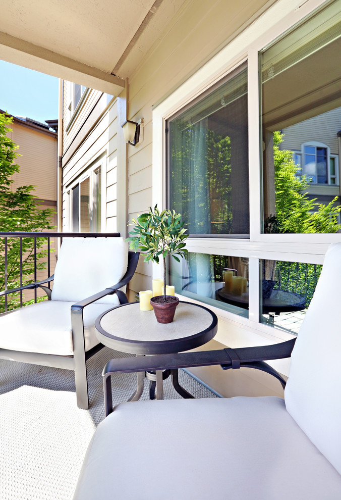 На фото: маленькая веранда на переднем дворе в современном стиле с покрытием из бетонных плит и навесом для на участке и в саду с