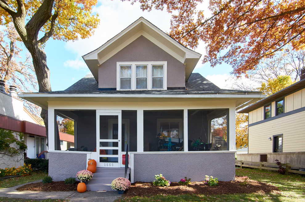 Exemple d'un porche d'entrée de maison avant chic de taille moyenne avec une moustiquaire et une extension de toiture.