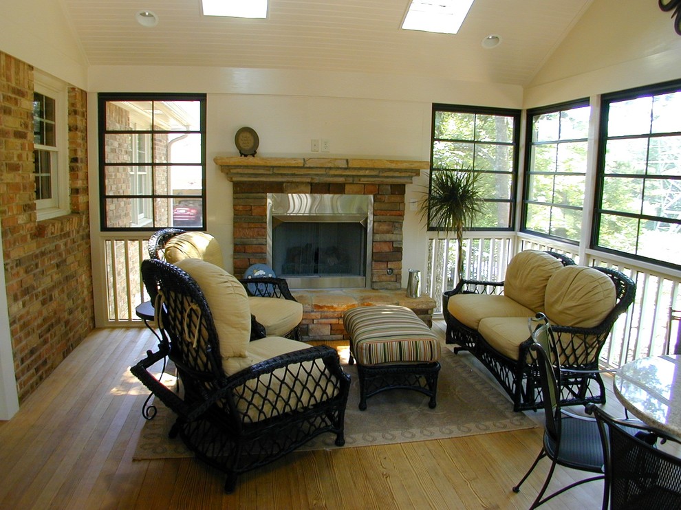 This is an example of a mid-sized rustic screened-in back porch design in Atlanta with decking and a roof extension.