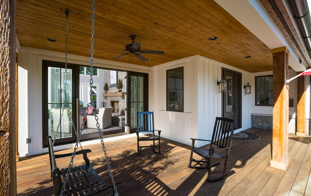 Idéer för att renovera en lantlig veranda framför huset, med trädäck och takförlängning