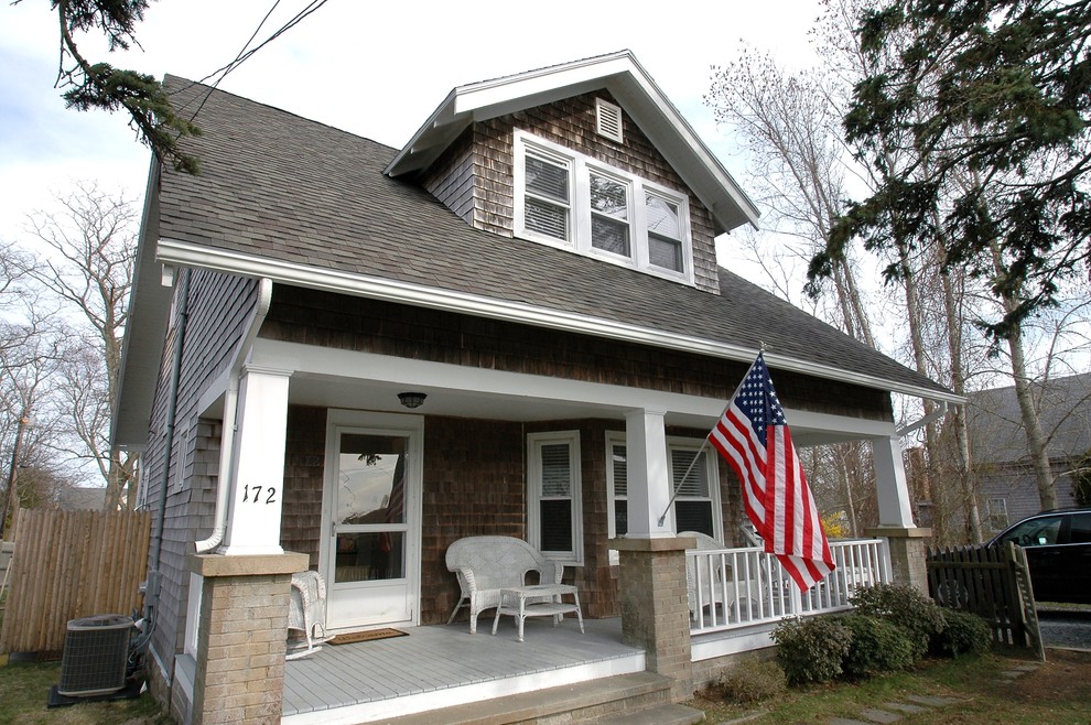 Immagine di un portico stile americano con pedane e un tetto a sbalzo
