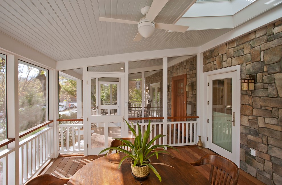 Réalisation d'un porche d'entrée de maison avant tradition avec une terrasse en bois.