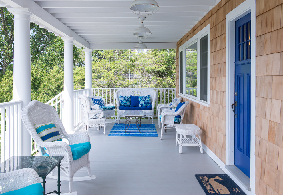 Cette photo montre un très grand porche d'entrée de maison arrière bord de mer avec une extension de toiture.