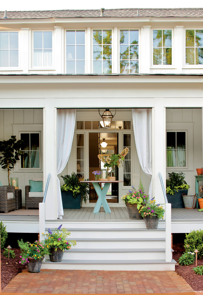 Cette photo montre un porche d'entrée de maison nature avec une terrasse en bois et une extension de toiture.
