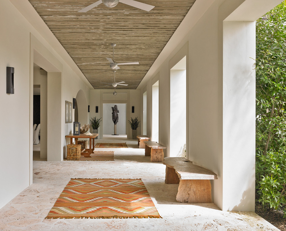 Источник вдохновения для домашнего уюта: веранда в средиземноморском стиле с покрытием из каменной брусчатки и навесом