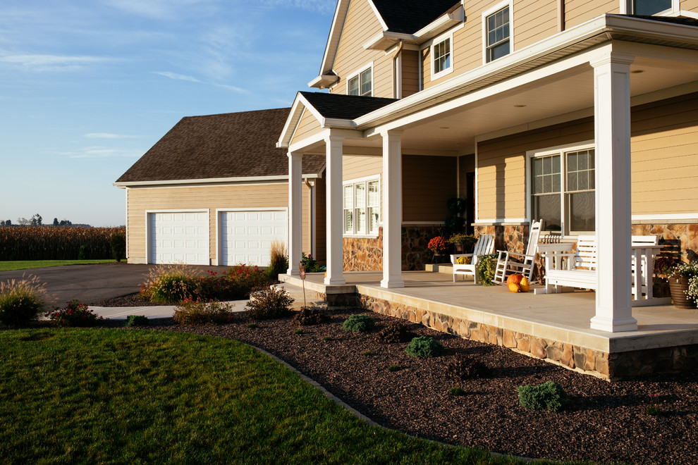 Cette image montre un porche d'entrée de maison avant traditionnel avec une dalle de béton et une extension de toiture.